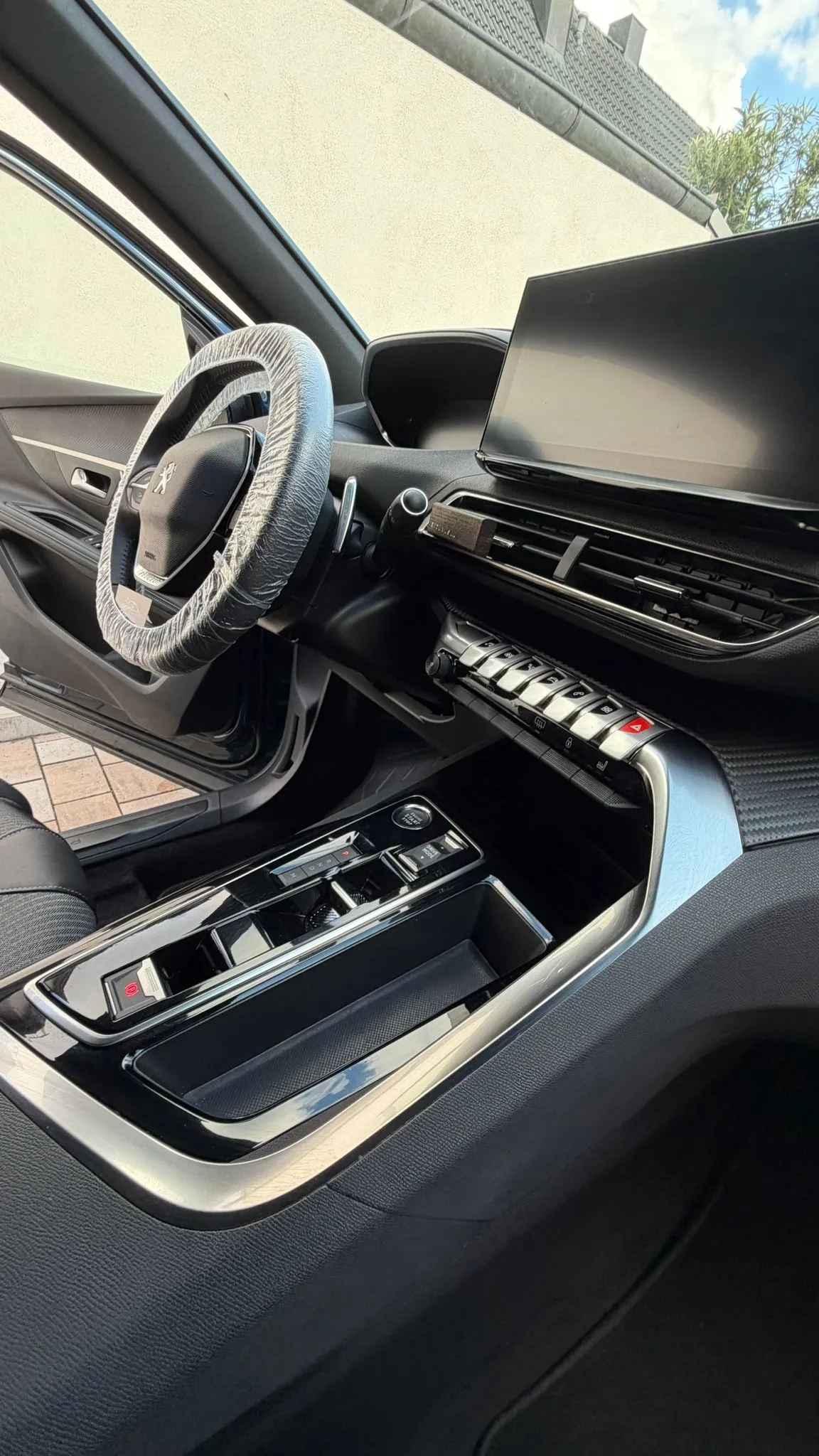 Gereinigtes Cockpit mit gepflegten Kunststoffoberflächen und sauberen Lüftungsschlitzen