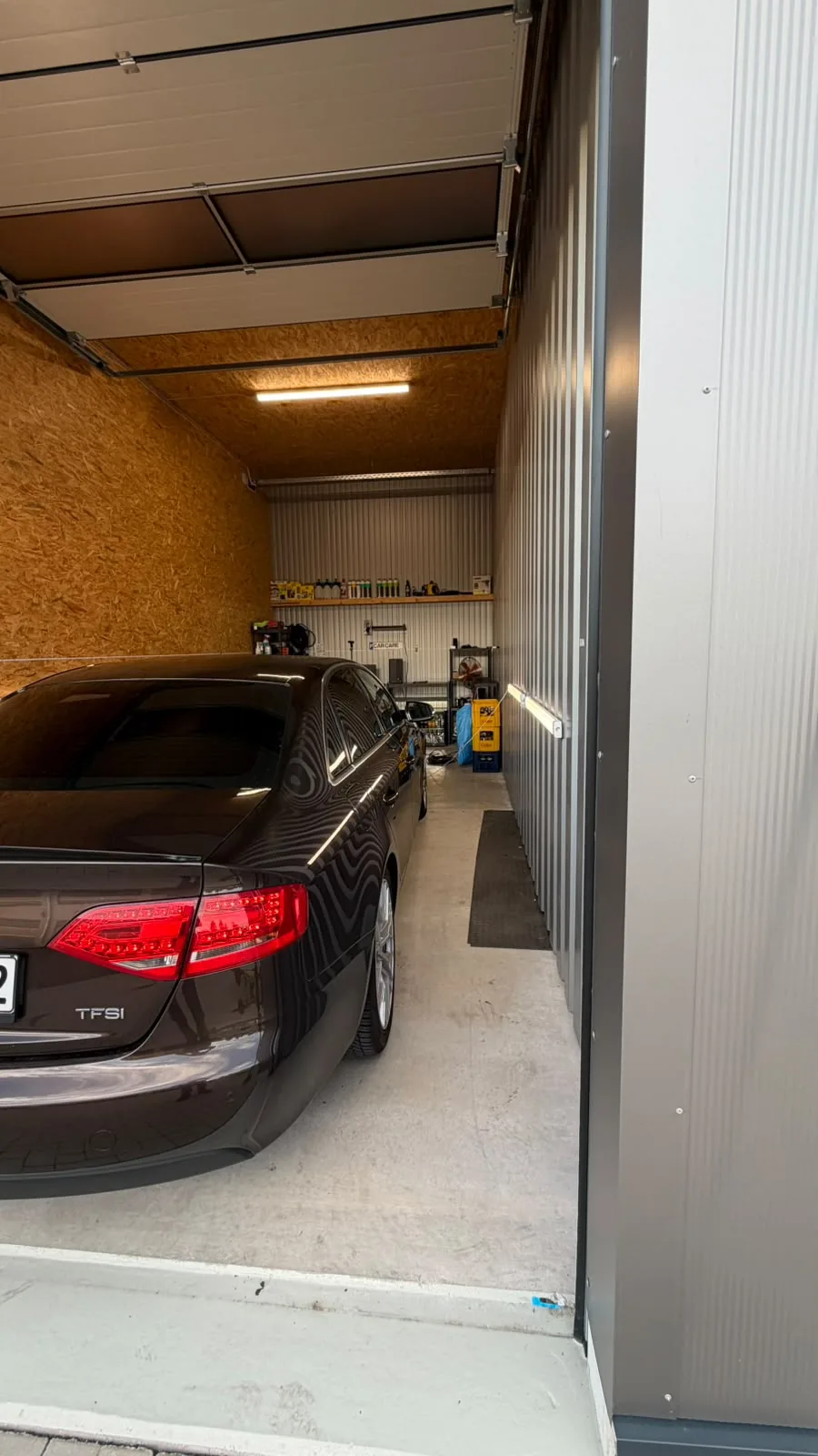 Arbeitsplatz in unserer Garage in Roth-Eckersmühlen mit Nasssauger und Zubehör