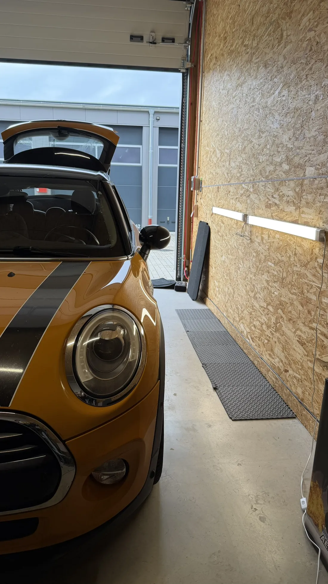 MINI Cooper in unserer Garage in Roth-Eckersmühlen während der Aufbereitung