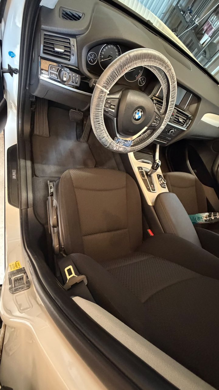 Fußraum eines SUV-Firmenwagens nach der Aufbereitung auf dem Firmenparkplatz