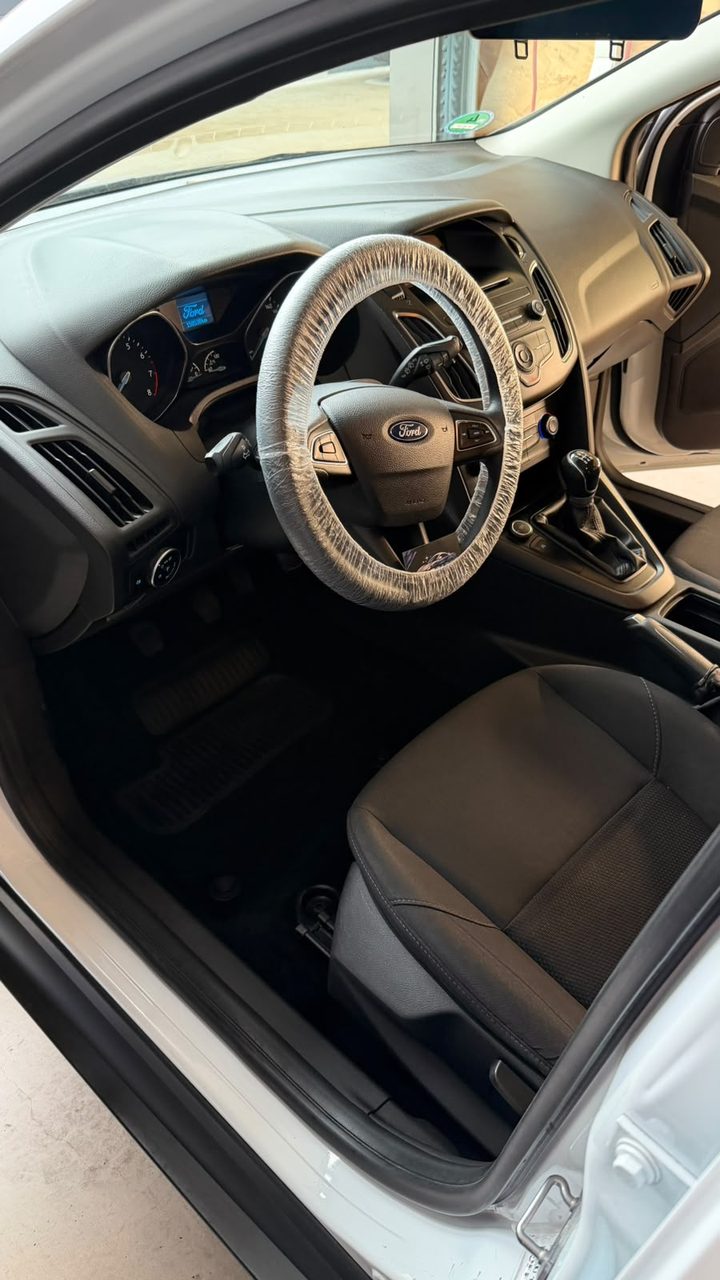 Nachher: Ford Focus Cockpit Innenreinigung Nürnberg – Autoaufbereitung Erlangen