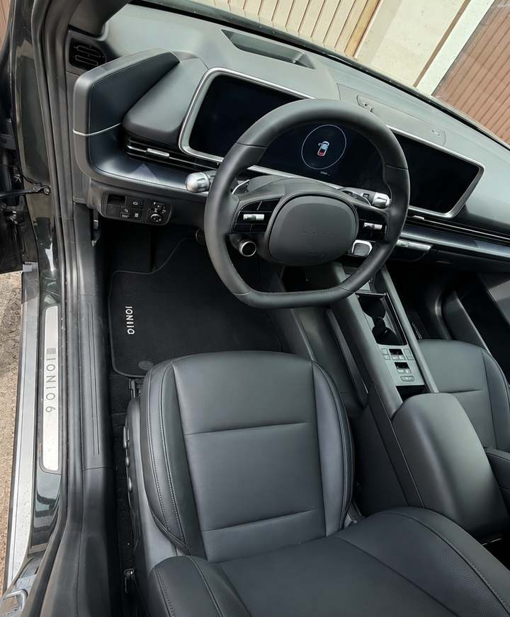 Fußraum eines Hyundai Ioniq 6 nach der Basic-Reinigung – kürzeste Anfahrt in unserem Einsatzgebiet