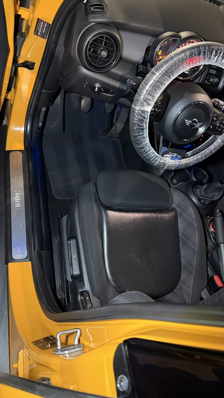 Nachher: MINI Cooper Fahrerseite Innenreinigung Nürnberg – Startseite