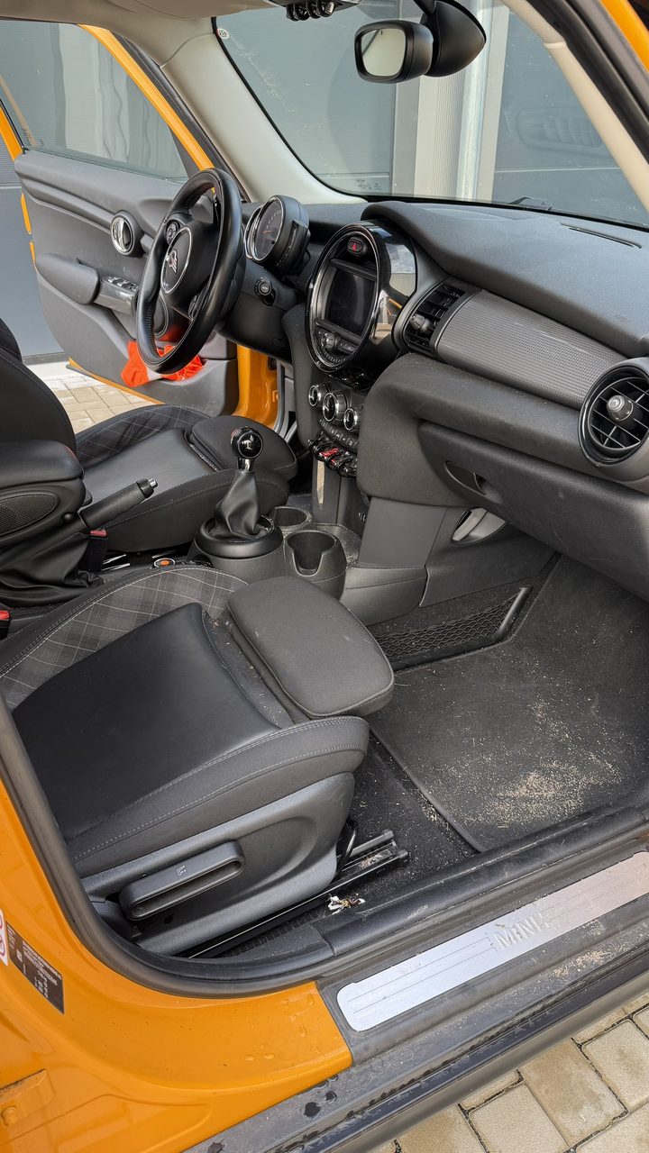 Vorher: MINI Cooper Beifahrerseite Innenreinigung Nürnberg – Autoaufbereitung Leinburg