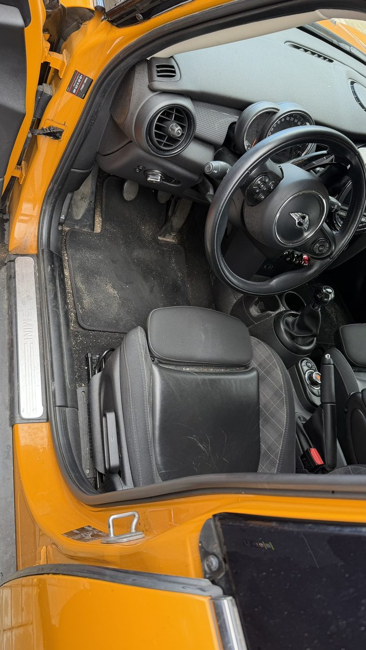 Vorher: MINI Cooper Fahrerseite Innenreinigung Nürnberg – Startseite