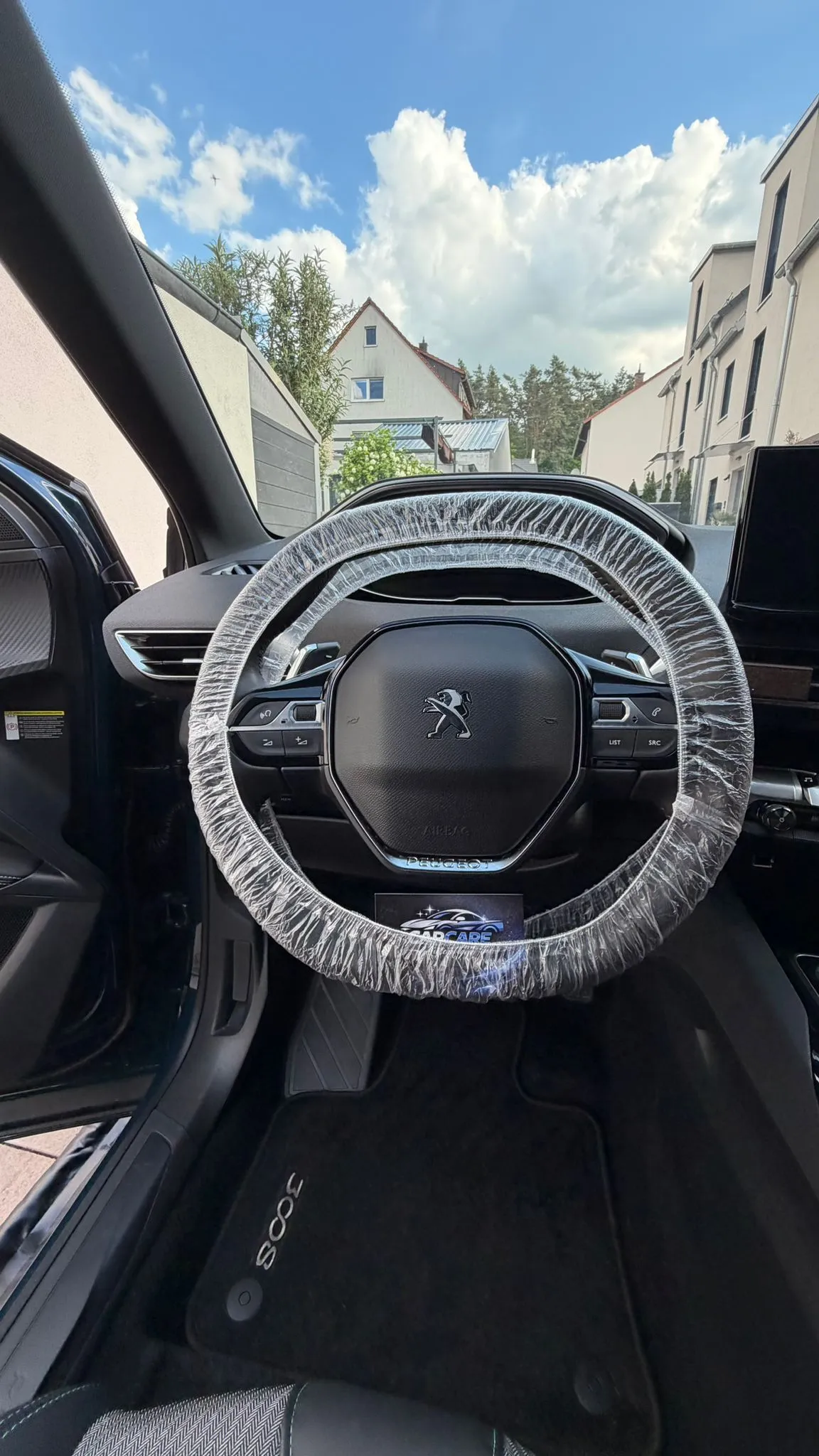 Fahrzeug während der mobilen Innenreinigung mit Lenkradschutz